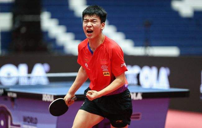 球迷沸腾：这球吹了也太离谱