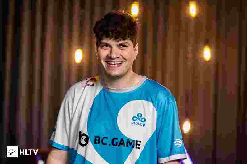 贺希宁在招笑这个赛道已经越走越远了，估计这会人设已经改不回去了